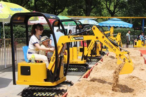 挖掘机宝宝视频,工地上的快乐小英雄